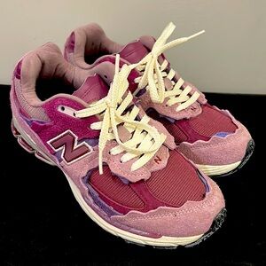 New NB sneakers, cherry, size 5, only worn once.